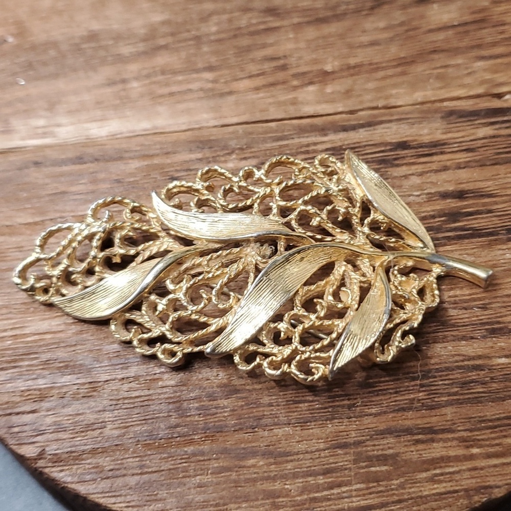 B825 monet lace openwork leaf brooch‎